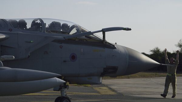 Oficial acenando para pilotos de um avião da Força Aérea Real Tornado - Sputnik Brasil
