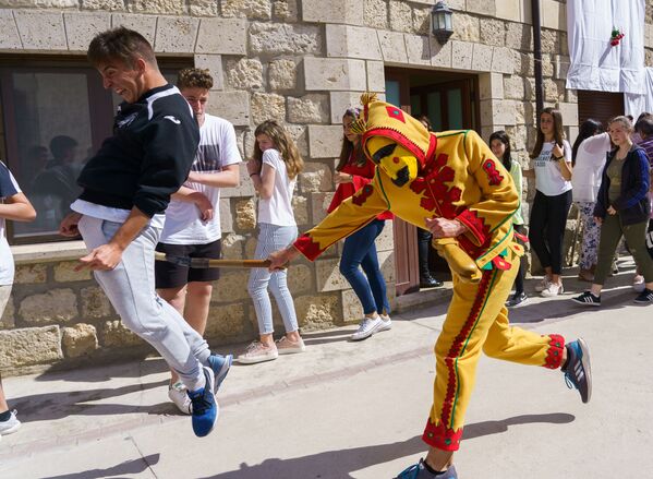 Um colacho (pessoa vestida de diabo) perseguindo pessoas durante o festival de saltos El Salto del Colacho, na povoação de Castrillo de Murcia, Espanha - Sputnik Brasil