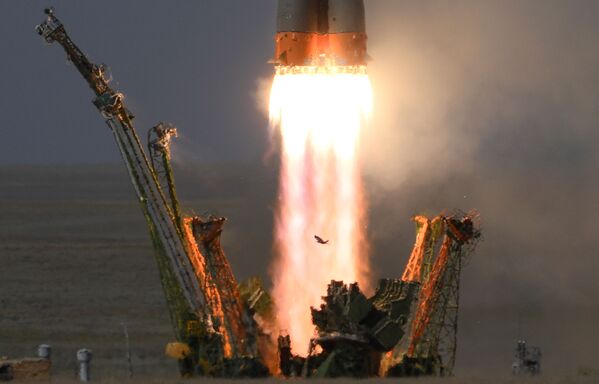 Lançamento do foguete-portador Soyuz-FG transportando a nave espacial tripulada Soyuz MS-09 a partir do cosmódromo de Baikonur - Sputnik Brasil