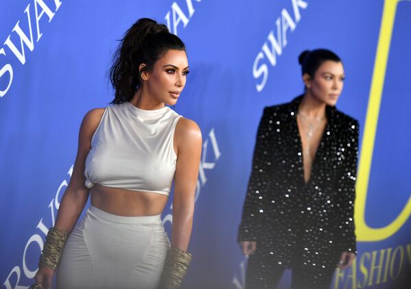 Celebridade norte-americana Kim Kardashian West e sua irmã Kourtney Kardashian atendendo o prêmio CFDA Fashion Awards, em Nova York. - Sputnik Brasil