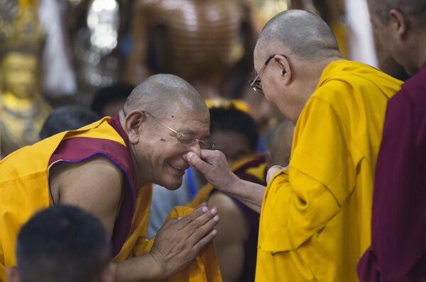 Líder espiritual tibetano Dalai Lama, belisca o nariz de um monge durante o encontro com a juventude tibetana em Dharamsala, Índia. - Sputnik Brasil