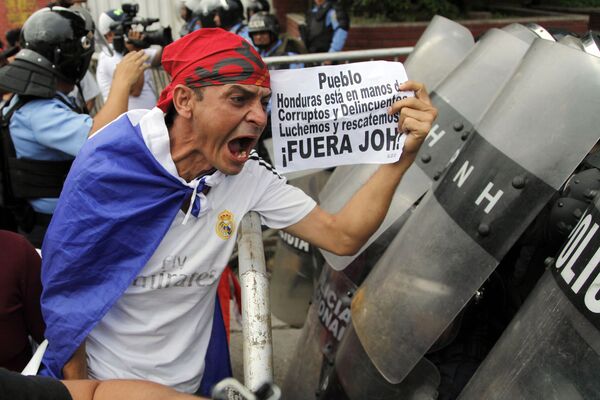 Participante de protestos antigovernamentais em Tegucigalpa, Honduras. - Sputnik Brasil