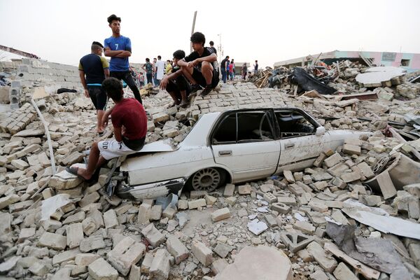 Pessoas se juntam no lugar de uma explosão no bairro de Sadr City em Bagdá, Iraque. - Sputnik Brasil