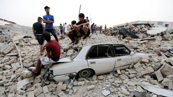 Pessoas se juntam no lugar de uma explosão no bairro de Sadr City em Bagdá, Iraque. - Sputnik Brasil