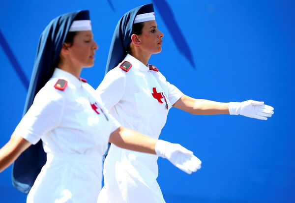 Enfermeiras da Cruz Vermelha italiana marchando na parada militar do Dia da República em Roma, Itália. - Sputnik Brasil