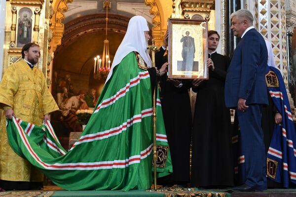 O ministro do Interior russo, Vladimir Kolokoltsev, na cerimônia da entrega de dez ícones antigos ao patriarca de Moscou e de toda a Rússia, Kirill. - Sputnik Brasil