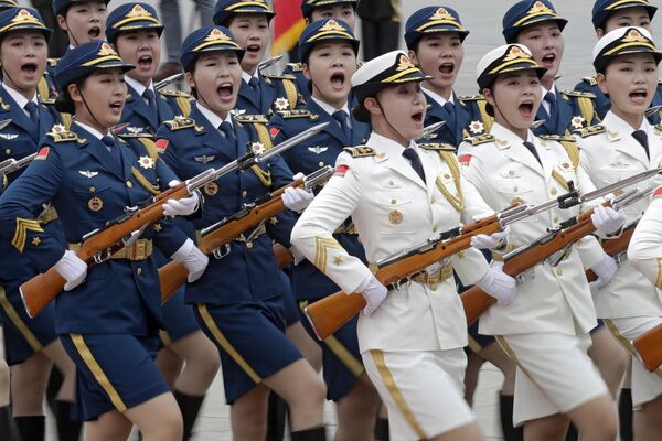 Guarda de honra feminina na cerimônia de boas-vindas ao presidente do Quirguistão, Sooronbay Jeenbekov, em Pequim. - Sputnik Brasil