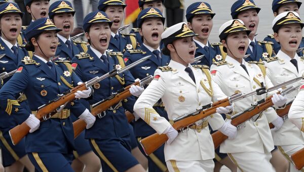 Guarda de honra feminina na cerimônia de boas-vindas ao presidente do Quirguistão, Sooronbay Jeenbekov, em Pequim. - Sputnik Brasil