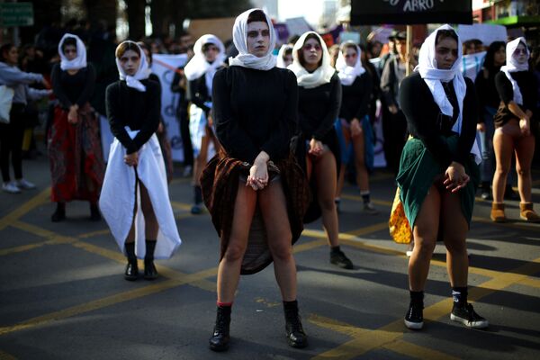 Manifestantes na marcha contra sexismo e violência de gênero em Santiago, Chile. - Sputnik Brasil