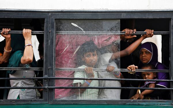 Passageiros olhando de um ônibus, Nova Deli, Índia. - Sputnik Brasil