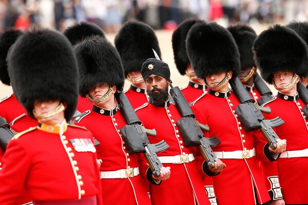 Household Division britânica, liderada pelos Coldstream Guards, ensaiando antes da parada por ocasião do aniversário da rainha Elizabeth II, em Londres. - Sputnik Brasil