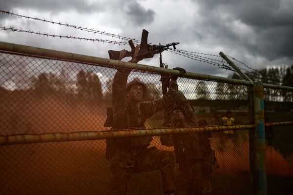 Participantes de um concurso militar na região de Novossibirsk superando obstáculos. - Sputnik Brasil