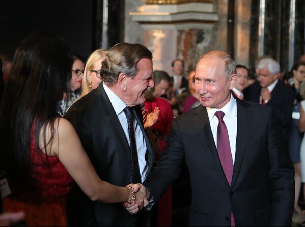 O presidente russo, Vladimir Putin, e o presidente do conselho de administração da empresa Nord Stream 2 AG, Gerhard Schroder, na cerimônia de abertura de uma exposição no Museu de História da Arte em Viena, Áustria. - Sputnik Brasil