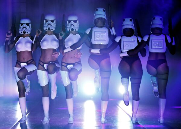 Dançarinas durante o show burlesco The Empire Strips Back: A Star Wars Burlesque Parody dedicado à saga Guerra nas Estrelas, em Los Angeles. - Sputnik Brasil