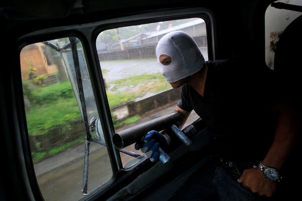 Manifestante com morteiro caseiro durante um protesto antigovernamental na Nicarágua. - Sputnik Brasil