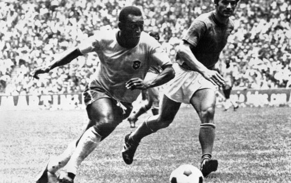 O meia Pelé dribla o zagueiro italiano Tarcisio Burgnich durante a final da Copa do Mundo, em 21 de junho de 1970, na Cidade do México. Pelé marcou o primeiro gol do time, que venceu a Itália por 4 a 1 e conquistou seu terceiro título mundial depois de 1958 (na Suécia) e 1962 (no Chile). - Sputnik Brasil