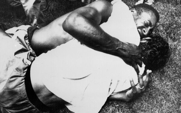 Pelé (em cima) chora ao abraçar o meia Gerson depois de o Brasil derrotar a Itália por 4 a 1 na final da Copa do Mundo, em 21 de junho de 1970, na Cidade do México. - Sputnik Brasil