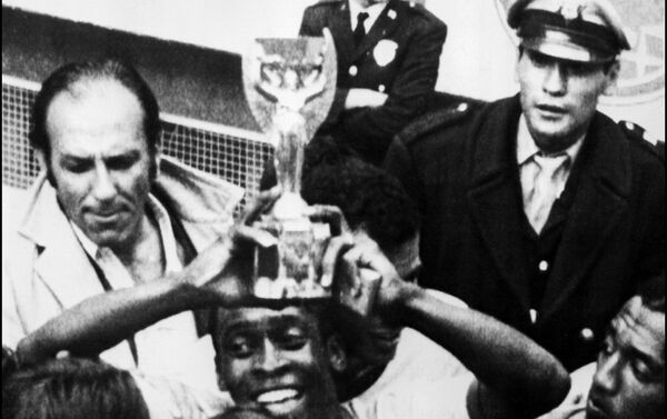 Pelé levanta a Taça Jules Rimet depois da vitória do Brasil sobre a Itália por 4 a 1 na final da Copa do Mundo, em 21 de junho de 1970, na Cidade do México. - Sputnik Brasil