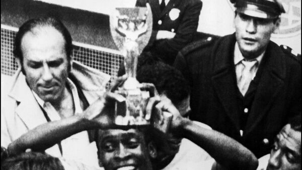 Pelé levanta a Taça Jules Rimet depois da vitória do Brasil sobre a Itália por 4 a 1 na final da Copa do Mundo, em 21 de junho de 1970, na Cidade do México. - Sputnik Brasil