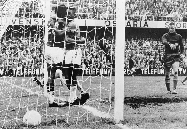 O atacante brasileiro Pelé parabeniza seu companheiro de equipe Vavá pelo gol marcado em 29 de junho de 1958 em Estocolmo, durante a final da Copa do Mundo entre Brasil e Suécia. Vavá e Pelé marcaram dois gols cada e o Brasil venceu seu primeiro título por 5-2. - Sputnik Brasil