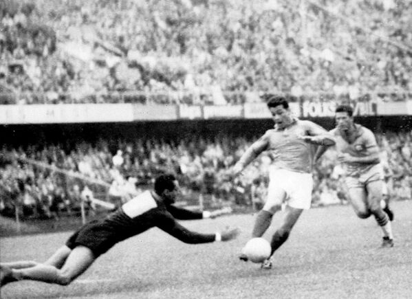 Atacante francês Just Fontaine tenta driblar o goleiro brasileiro Gilmar durante a partida semifinal da Copa do Mundo entre Brasil e França 24 de junho de 1958 no estádio de Solna, em Estocolmo. - Sputnik Brasil
