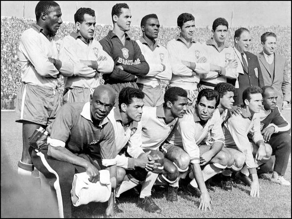 O time de futebol brasileiro posa para uma foto, 17 de junho de 1962, em Santiago, Chile, antes da partida final da Copa do Mundo, onde o Brasil derrotou a Tchecoslováquia, conquistando seu segundo título mundial. - Sputnik Brasil