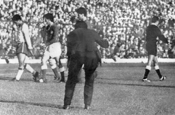 Garrincha deixa o campo cabisbaixo após ter sido expulso pelo árbitro peruano Arturo Yamasaki em 13 de junho de 1962, em Santiago, durante a semifinal da Copa do Mundo contra o Chile. Garrincha marcou os dois primeiros gols do Brasil e o atacante Vavá, os dois últimos, levando a Seleção à final por um placar de 4x2. - Sputnik Brasil
