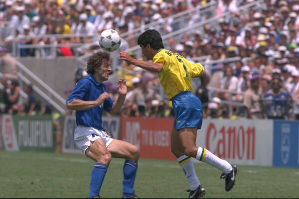 O brasileiro Bebeto enfrenta o italiano Roberto Donadoni durante a final da Copa do Mundo em 17 de julho de 1994, no Rose Bowl, em Pasadena, Califórnia. - Sputnik Brasil