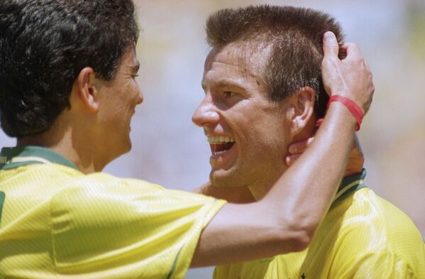 O artilheiro da seleção brasileira Bebeto, à esquerda, e o capitão da equipe Dunga comemoram a vitória por 1 x 0 sobre os Estados Unidos em 4 de julho de 1994. - Sputnik Brasil