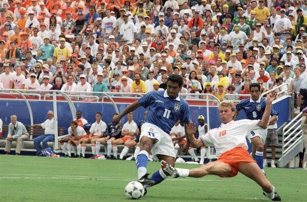 O zagueiro holandês Stan Valckx, à direita, luta pelo controle da bola com o atacante brasileiro Romário durante a partida de quartas da Copa de 1994, em Dallas. Romário marcou o primeiro gol do jogo no Brasil. - Sputnik Brasil