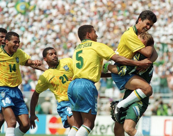 O atacante brasileiro Bebeto pula para abraçar o goleiro Claudio Taffarel, enquanto companheiros de equipe Cafu, Viola e Mauro Silva comemoram após o italiano Roberto Baggio perder sua cobrança de pênalti no final da disputa da Copa do Mundo em 17 de julho de 1994. - Sputnik Brasil