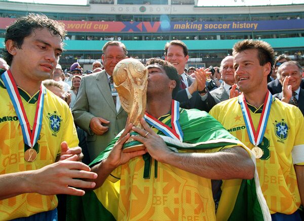 O atacante brasileiro Romário beija o troféu da Copa do Mundo da FIFA, com seus companheiros de equipe Branco e Dunga, depois que o Brasil derrotou a Itália por 3 x 2 nos pênaltis. - Sputnik Brasil