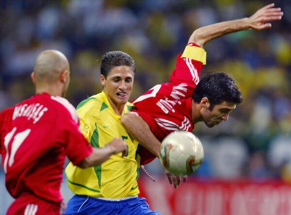 O zagueiro brasileiro Edmilson na disputa com atacante da Turquia Hasan Sas e com capitão Hakan Sukur durante o jogo das semifinais da Copa do Mundo da FIFA em 26 de junho de 2002. - Sputnik Brasil
