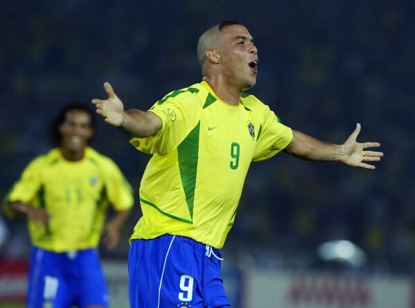 Ronaldo comemora depois de marcar o segundo gol brasileiro em 30 de junho de 2002, durante a final Alemanha/Brasil na Copa do Mundo de 2002. O Brasil conquistou seu quinto título, batendo a Alemanha por 2x0. - Sputnik Brasil