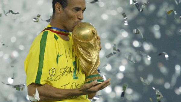 O capitão e defensor do Brasil, Cafu, beija o troféu da Copa do Mundo, comemorando a vitória do Brasil sobre a Alemanha por 2 a 0. - Sputnik Brasil