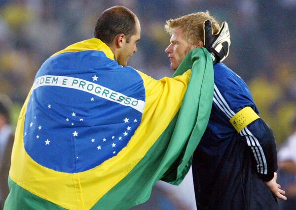 O goleiro brasileiro Marcos conversa com o capitão e goleiro da seleção alemã, Oliver Kahn, depois da derrota da Alemanha por 2 a 0. - Sputnik Brasil