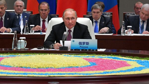 O presidente russo, Vladimir Putin, durante o encontro com o seu homólogo chinês, Xi Jinping, e o presidente da Mongólia, Khaltmaagiin Battulga, nas margens da cúpula da Organização de Cooperação de Xangai, na cidade chinesa de Qingdao - Sputnik Brasil