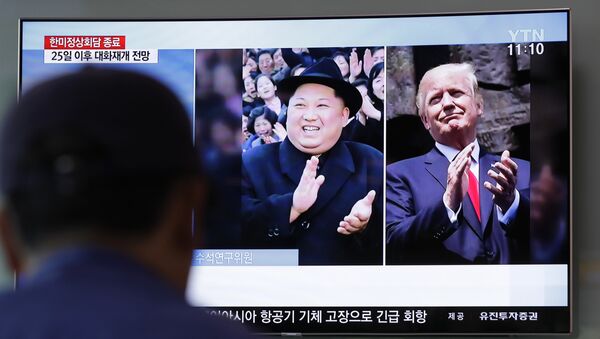 Um homem assiste um programa de TV mostrando o presidente dos EUA, Donald Trump, à direita, e o líder norte-coreano Kim Jong Un, à esquerda. - Sputnik Brasil