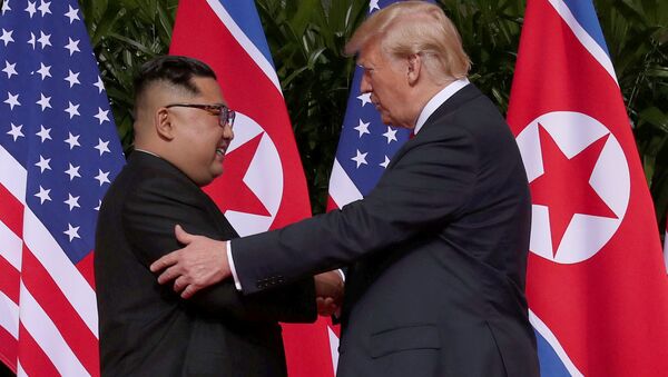 Donald Trump e Kim Jong-un se cumprimentam antes de reunião histórica em Singapura - Sputnik Brasil