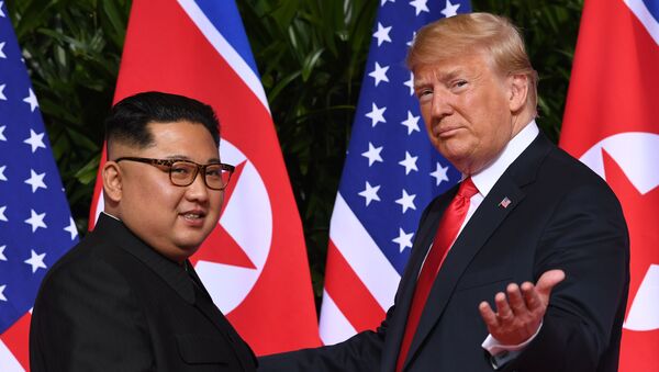Líder norte-coreano, Kim Jong-un, e o presidente estadunidense, Donald Trump, se encontram pela primeira vez durante a cúpula histórica em Singapura, em 12 de junho de 2018 - Sputnik Brasil