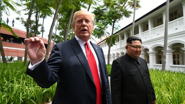 Líder norte-coreano, Kim Jong-un, e o presidente estadunidense, Donald Trump, passeiam pelo pátio do hotel Capella após o almoço de negócios, durante a cúpula histórica em Singapura, em 12 de junho de 2018 - Sputnik Brasil
