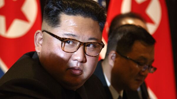 Líder norte-coreano, Kim Jong-un, durante a sessão de fotos no âmbito da cúpula histórica entre os EUA e a Coreia do Norte em Singapura, em 12 de junho de 2018 - Sputnik Brasil