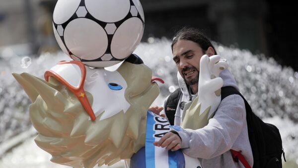 Fã argentino põe cachecol na mascote da Copa 2018, o lobo Zabivaka, em Moscou - Sputnik Brasil