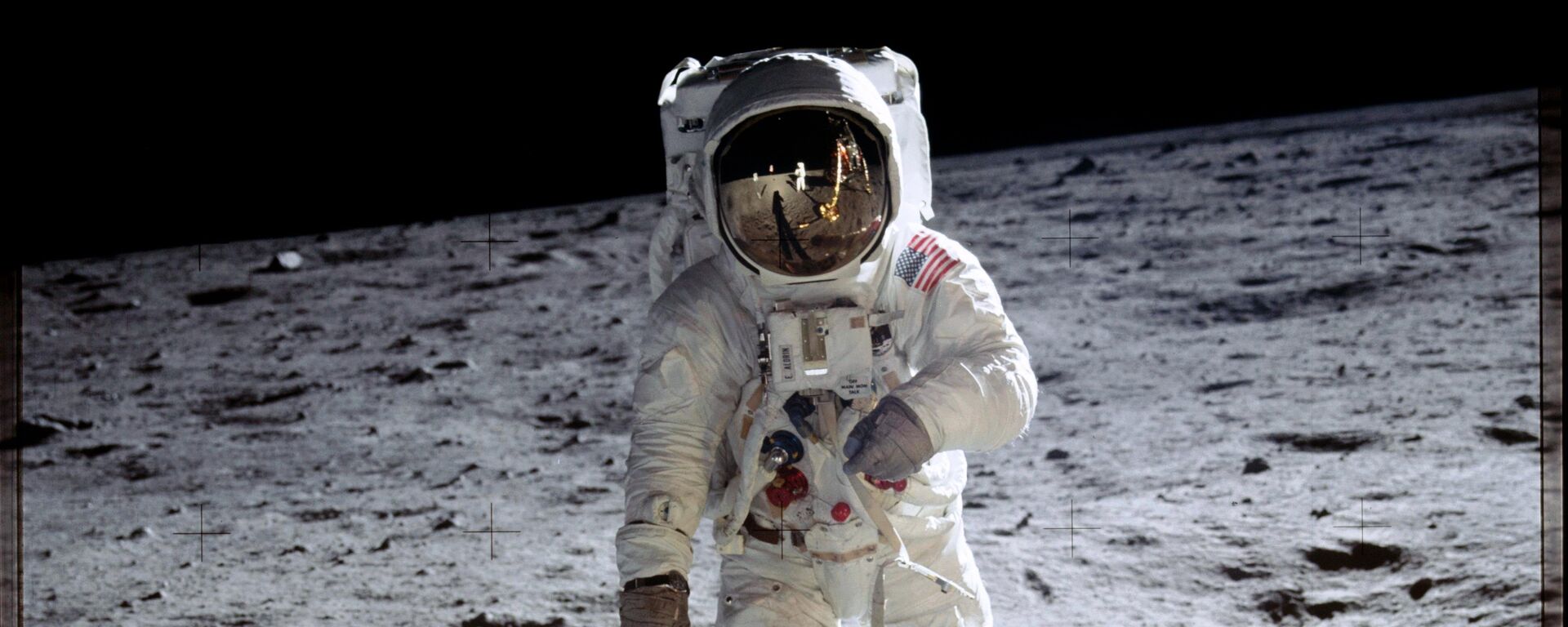 O astronauta Aldrin anda sobre a superfície da lua durante a missão Apollo 11 - Sputnik Brasil, 1920, 15.06.2021