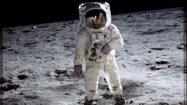 O astronauta Aldrin anda sobre a superfície da lua durante a missão Apollo 11 - Sputnik Brasil