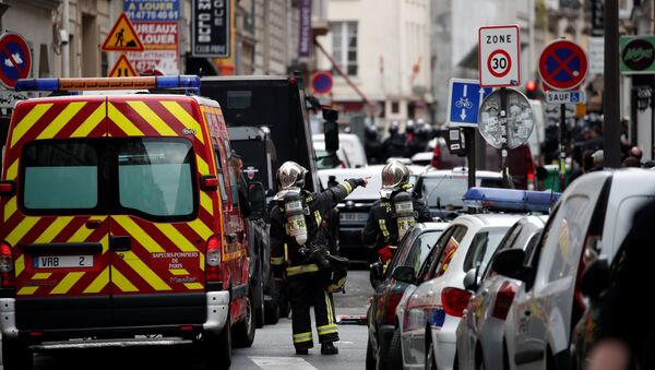 Bombeiros e policiais fazem operação em local onde homem armado fez reféns em Paris, 12 de junho, 2018 - Sputnik Brasil