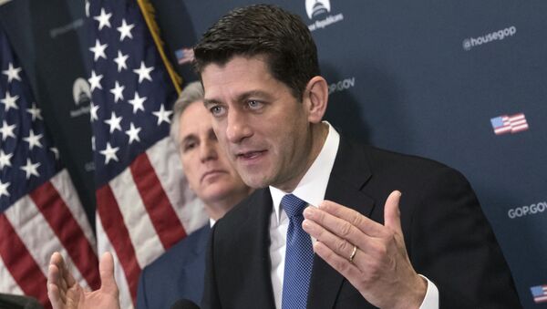 Presidente da Câmara Paul Ryan, acompanhado pelo Líder da Maioria, Kevin McCarthy, fala a repórteres no Capitólio em Washington (foto de arquivo). - Sputnik Brasil