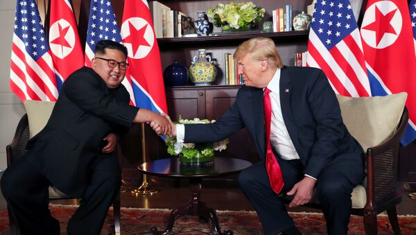 U.S. President Donald Trump shakes hands with North Korea's leader Kim Jong Un before their bilateral meeting at the Capella Hotel on Sentosa island in Singapore June 12, 2018. - Sputnik Brasil