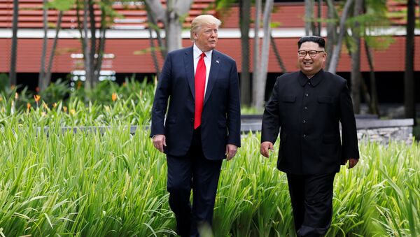Líder norte-coreano, Kim Jong-un, e o presidente estadunidense, Donald Trump, passeiam pelo pátio do hotel Capella após o almoço de negócios, durante a cúpula histórica em Singapura, em 12 de junho de 2018. - Sputnik Brasil