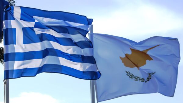 Bandeiras da Grécia e do Chipre. - Sputnik Brasil